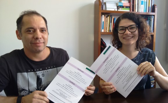 IMG_20180524_090013089_BARTIRA_IMAGENS_ALUNOS_GeaziBritoEKamillaDebonaConcluemNivelA1_20180524_Tratada